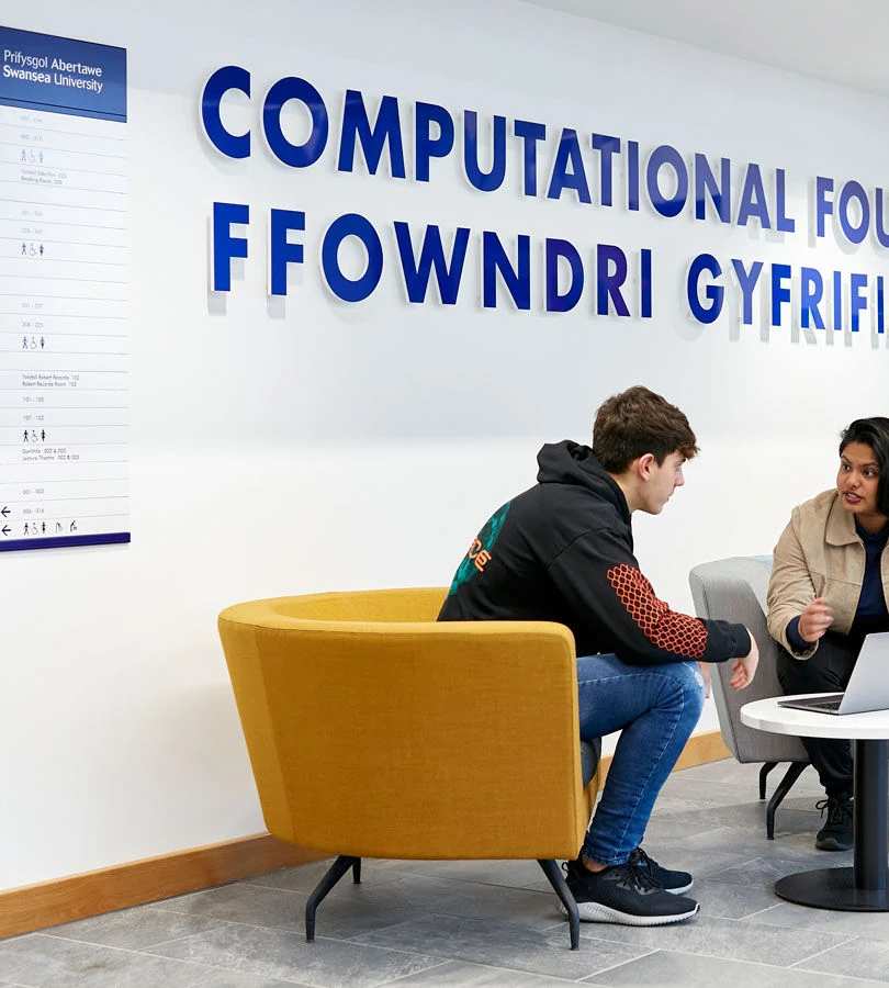 Вестибюль Computational Foundry Swansea University с двуязычной надписью на стене