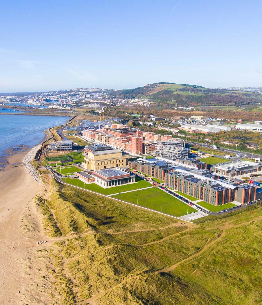 Bay Campus Swansea University с высоты: корпуса у залива Суонси