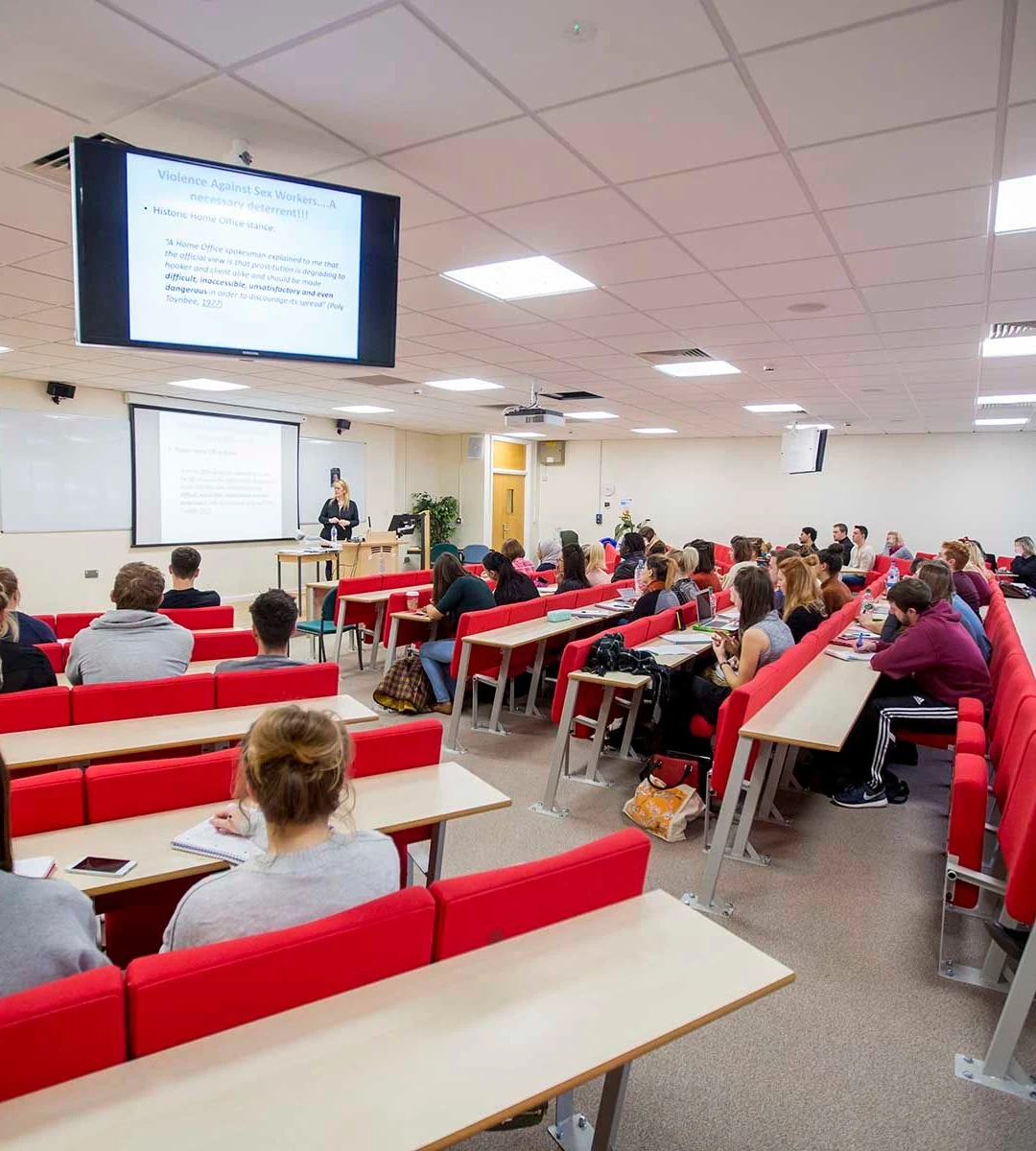 Лекционный зал Swansea University: ряды скамей, студенты на занятии