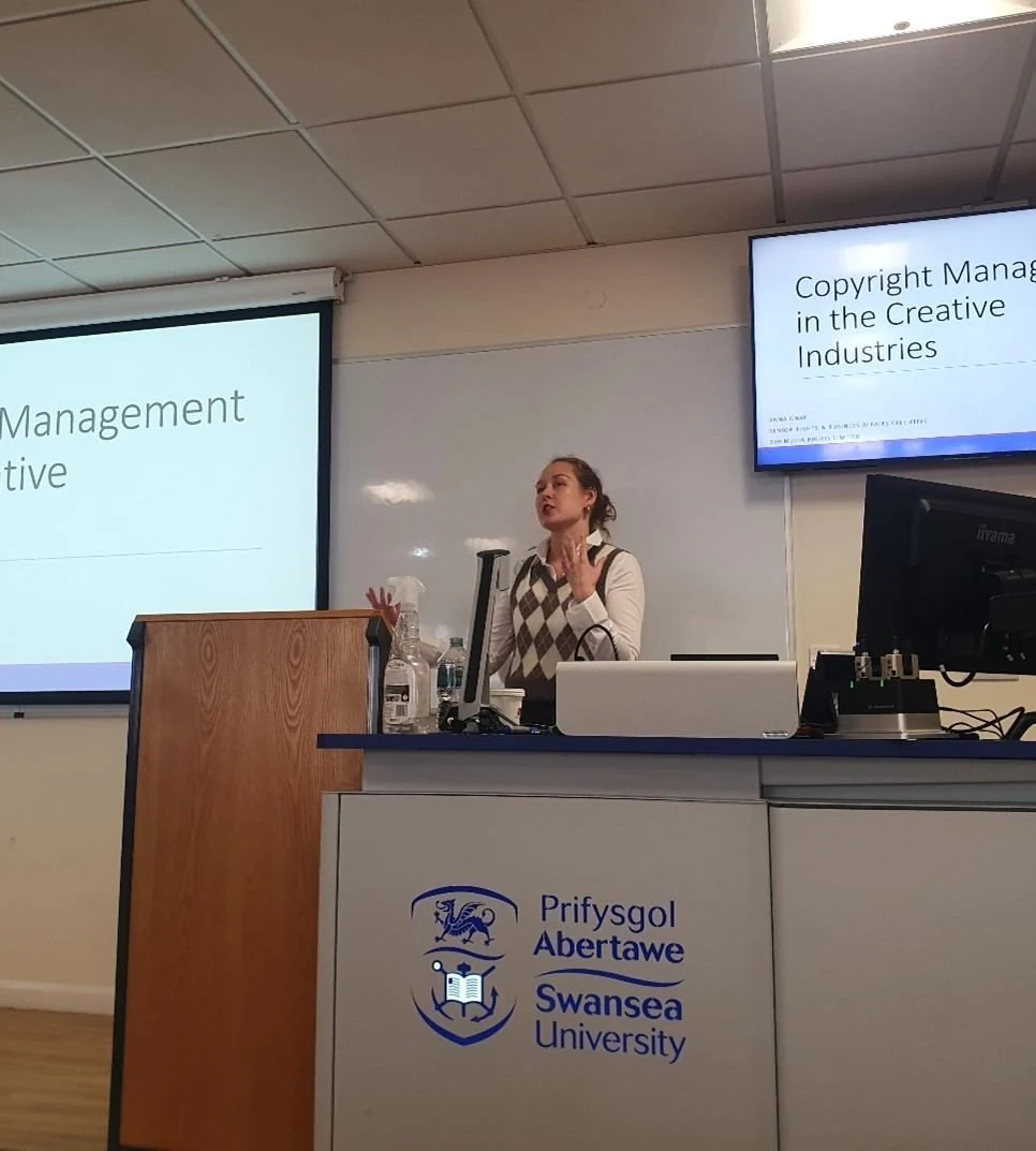 Семинар School of Law Swansea University: кафедра с гербом университета